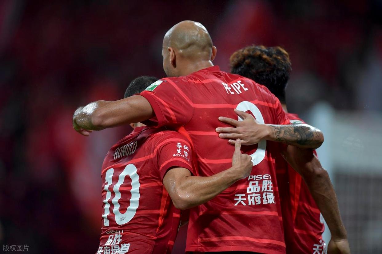 成都蓉城集结日复出首秀，志在德甲名次提升，球迷炸锅，身体对抗强度拉满 