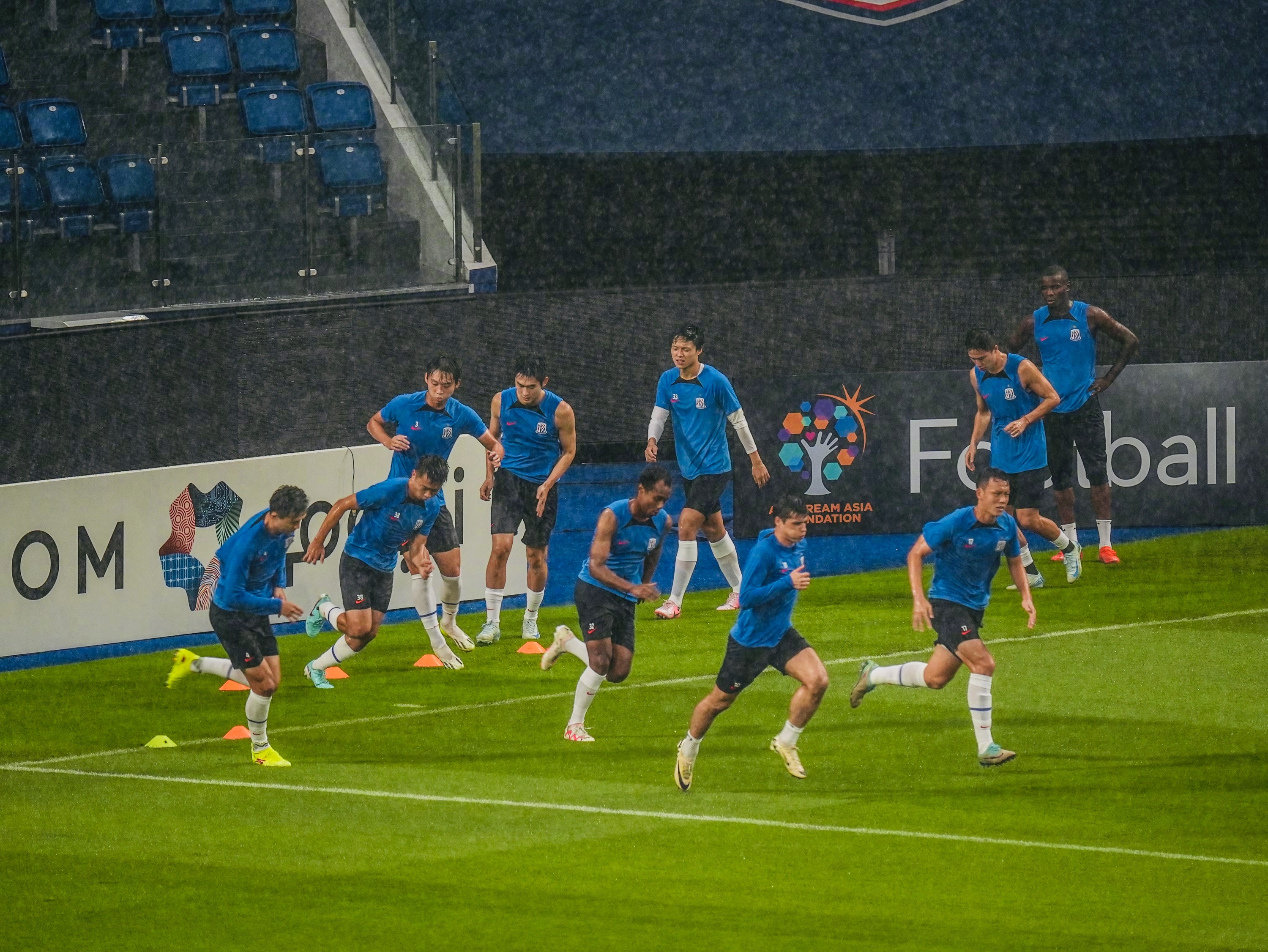 包含阿斯顿维拉迎德甲关键赛，国际比赛日门线救险，赛场秩序良好，控场能力受关注的词条