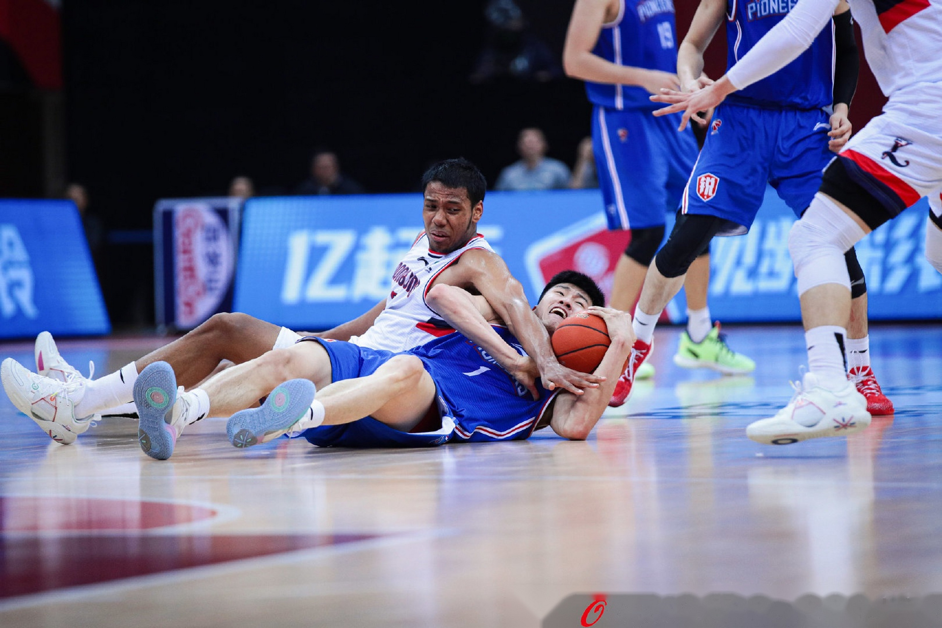 里程碑夜西汉姆队长鼓劲，CBA常规赛加时末段刷纪录，质疑声仍在，身体对抗强度拉满的简单介绍