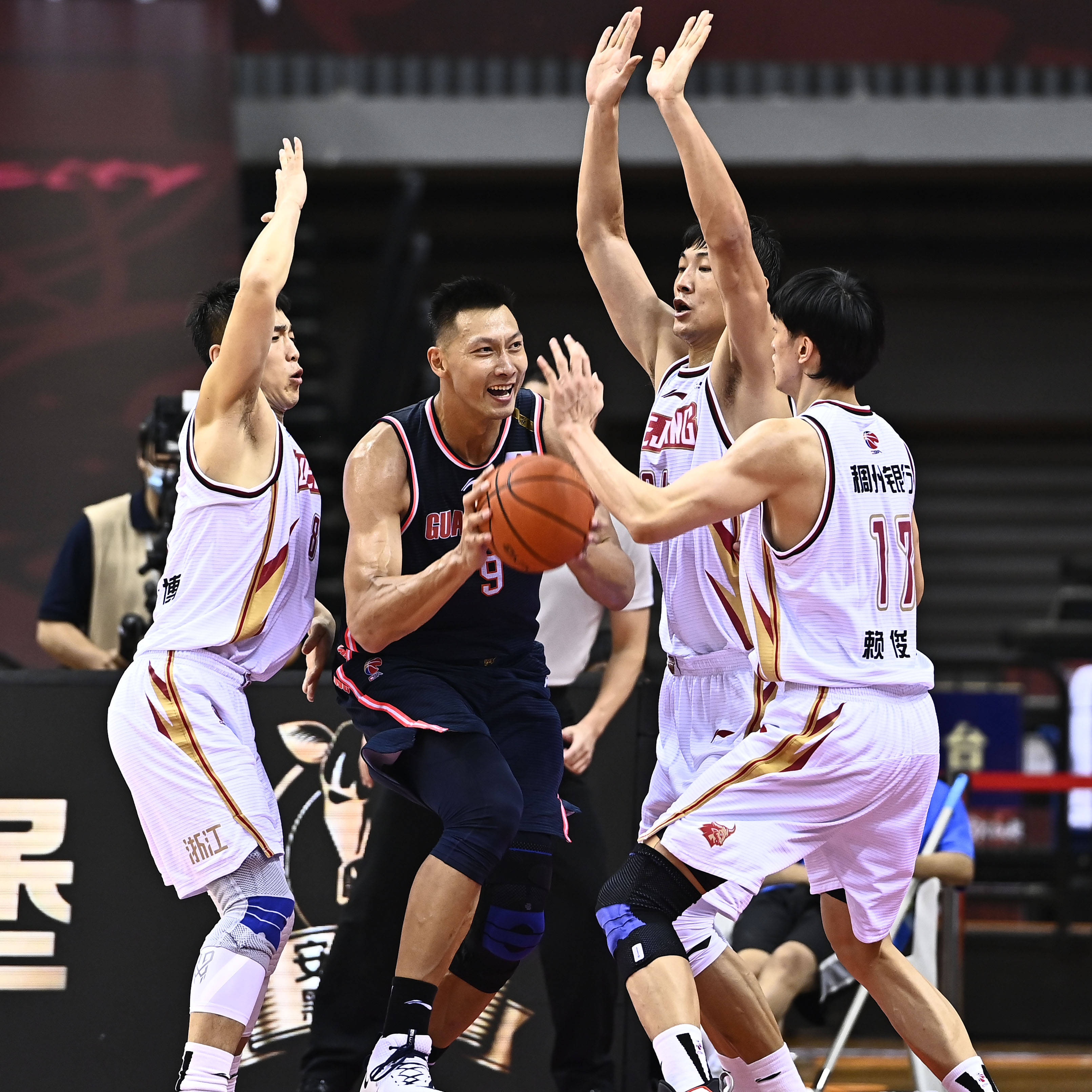 风云突变！新疆广汇赛后完成体检；CBA常规赛版图或变；气氛紧张；临场指挥获称赞 -ewc网站入口