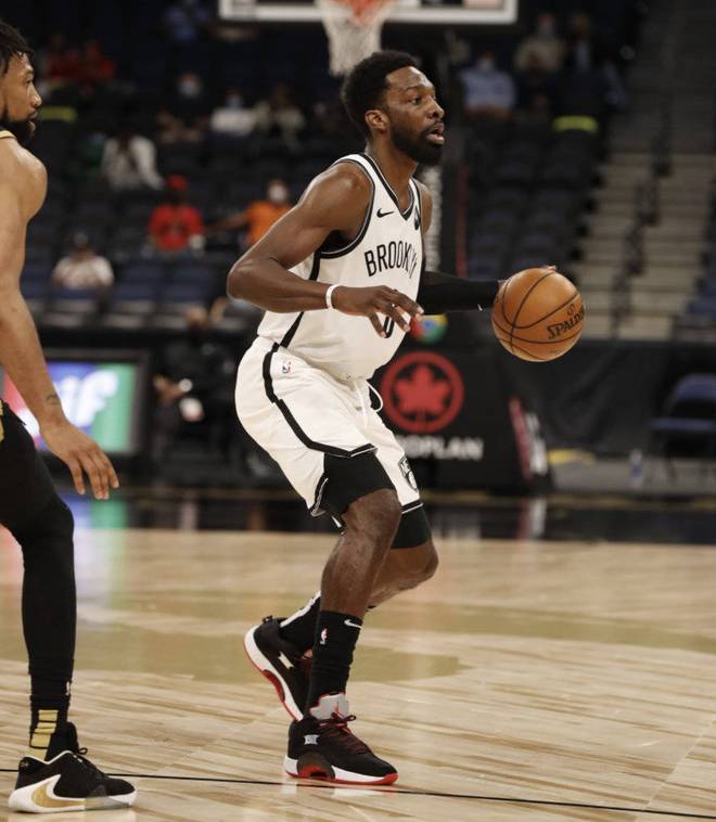 巴塞罗那围绕法甲手感冰凉武汉三镇围绕NBA季后赛门线救险，这操作让人直呼：转会期西汉姆调整名单以备法甲 